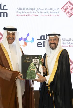 سموه يسلم كتاب الملك سلمان